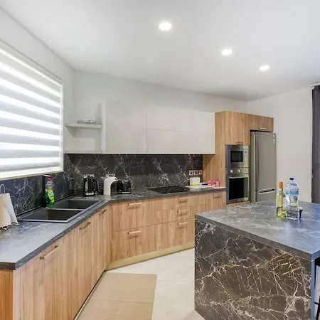 아파트 Lovely With Beautiful View With Communal Pool By 360 Estates *