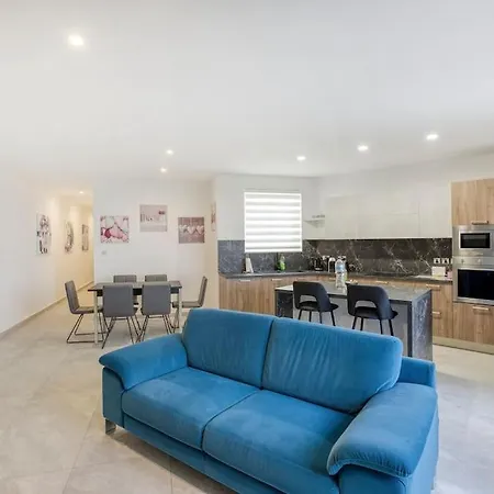 Lovely With Beautiful View With Communal Pool By 360 Estates *