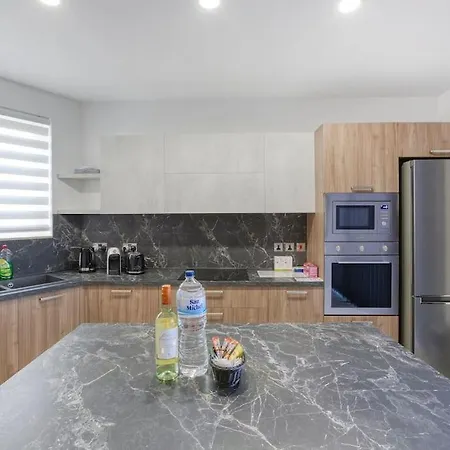아파트 Lovely With Beautiful View With Communal Pool By 360 Estates 자프라