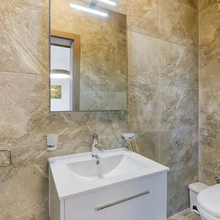 아파트 Lovely With Beautiful View With Communal Pool By 360 Estates