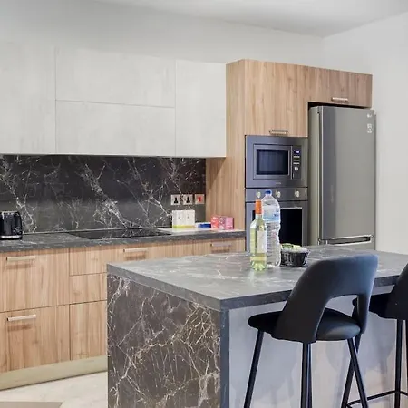 아파트 Lovely With Beautiful View With Communal Pool By 360 Estates